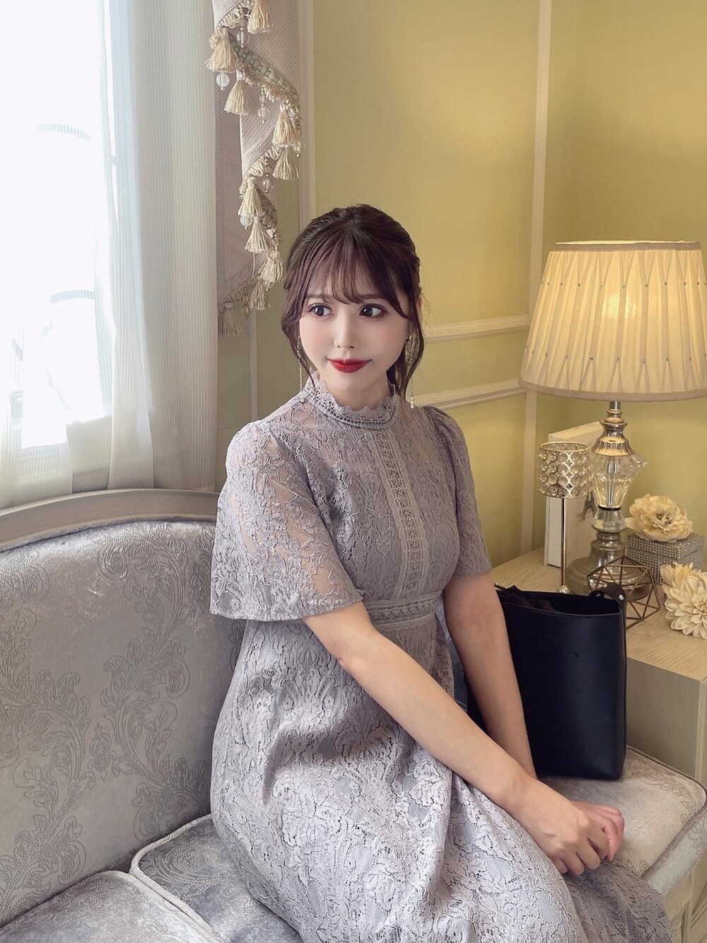 ブラック系のワンピース、ブラック系のパンプスを着用したレディースの夏コーディネートの5枚目の写真