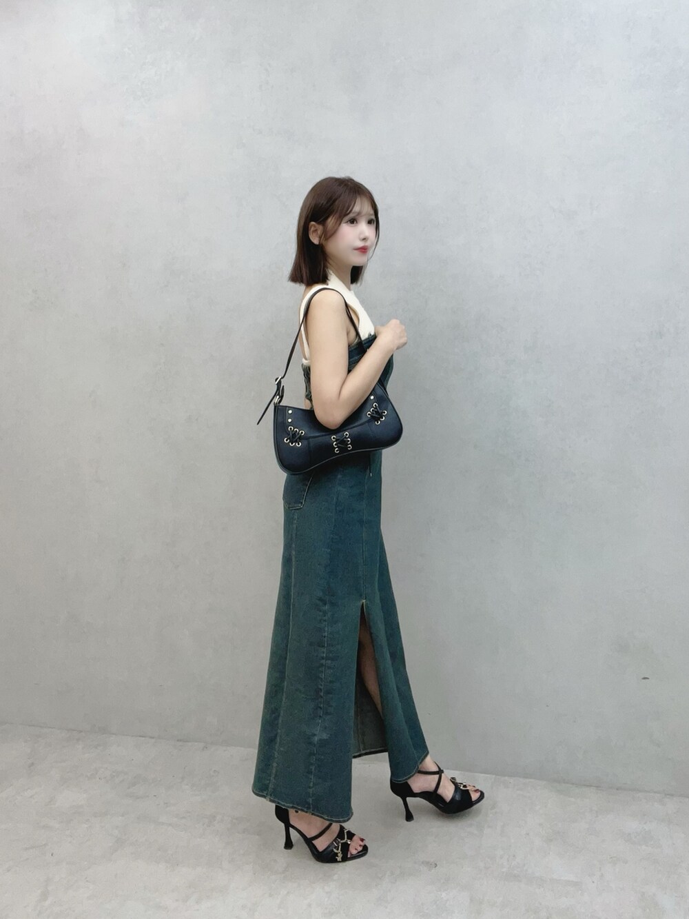 ブルー系のワンピース、ブラック系のサンダル、ホワイト系のニット/セーターを着用したレディースの秋コーディネートの5枚目の写真