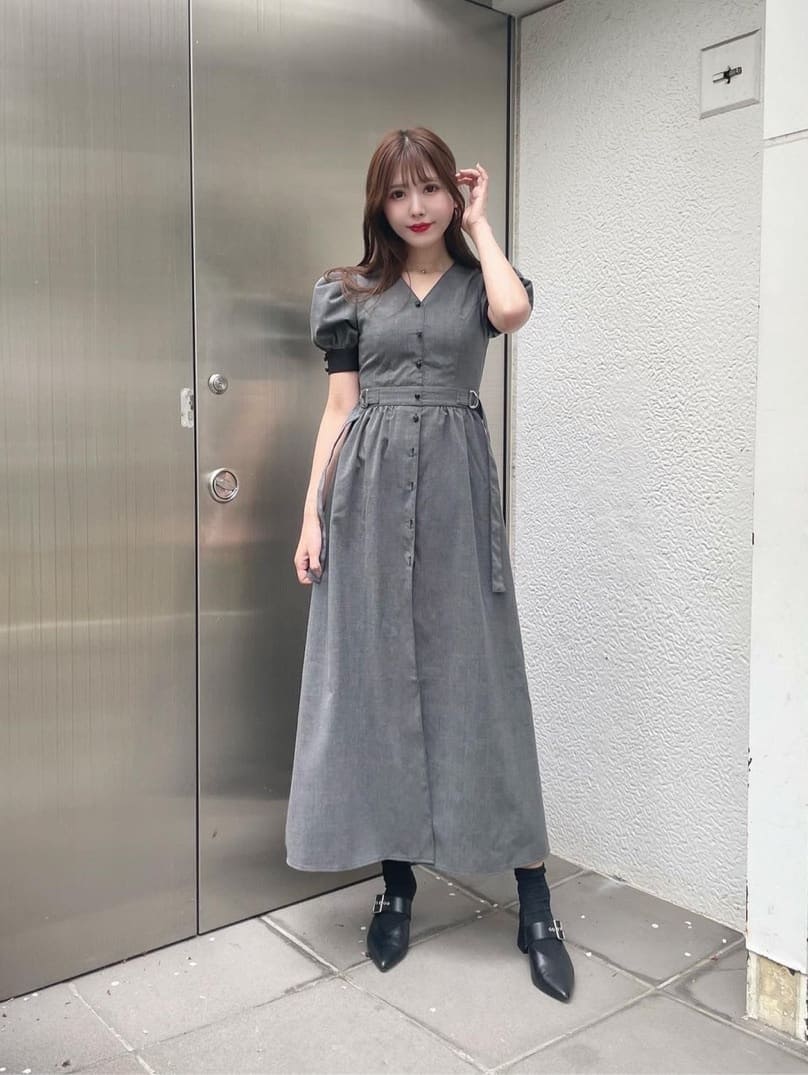 グレー系のワンピース、ブラック系のパンプスを着用したレディースの春コーディネートの4枚目の写真