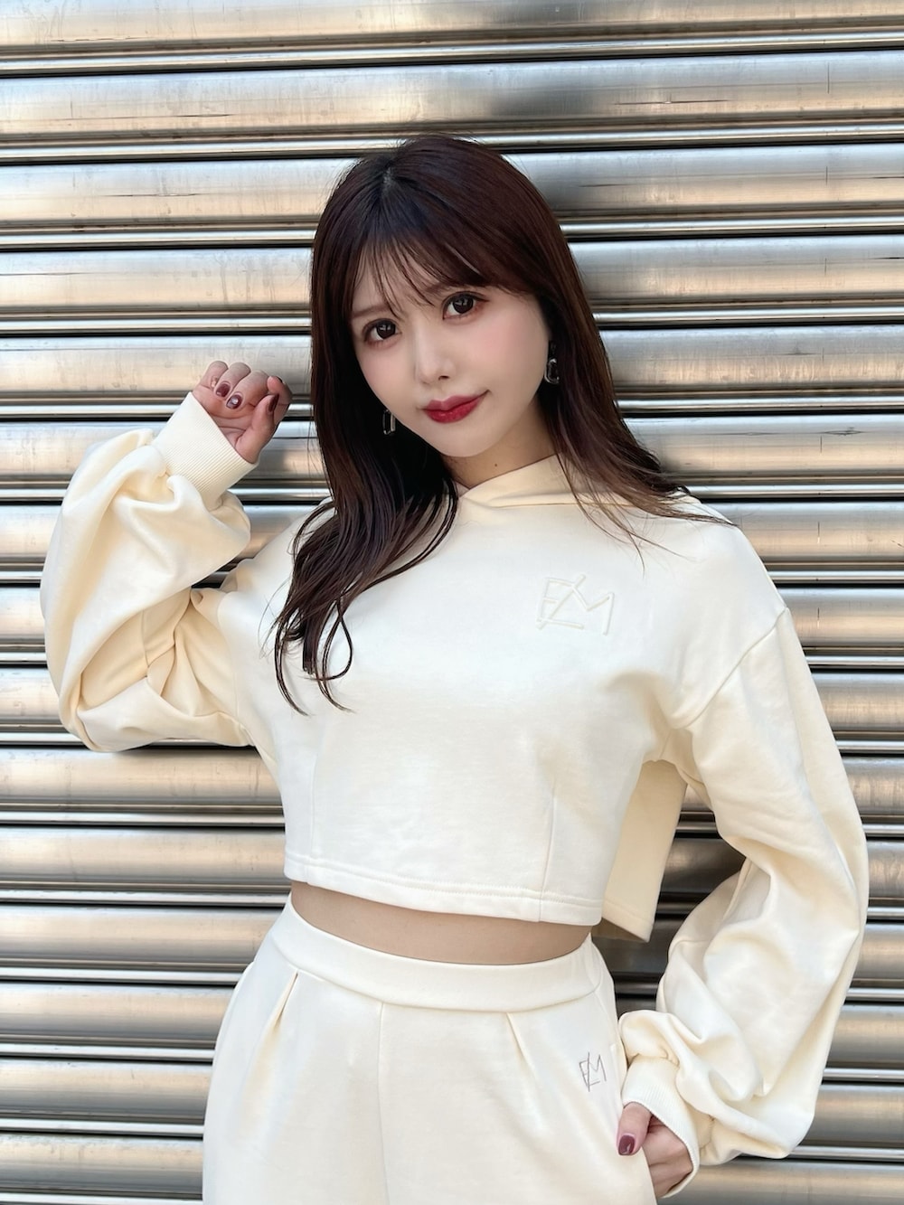 ホワイト系のパーカー、ホワイト系のその他パンツ、その他のブーツを着用したレディースの秋コーディネートの3枚目の写真