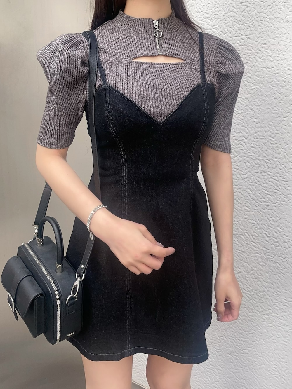 グレー系のニット/セーター、ブラック系のジャンパースカート、その他のサンダルを着用したレディースの春コーディネートの5枚目の写真