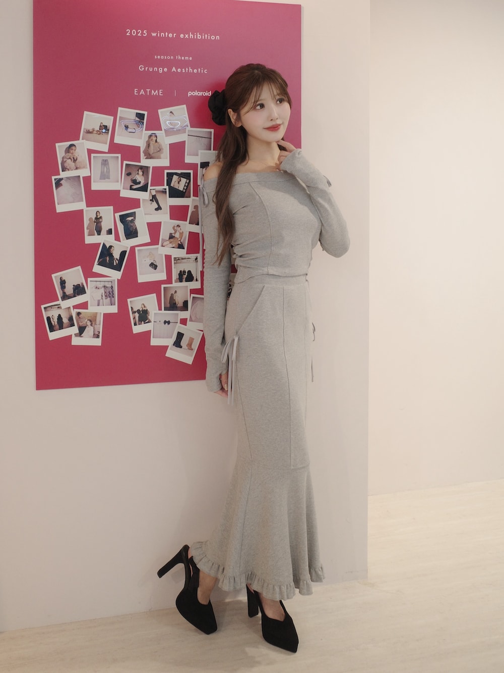 グレー系のTシャツ/カットソー、グレー系のスカートを着用したレディースの秋コーディネートの2枚目の写真