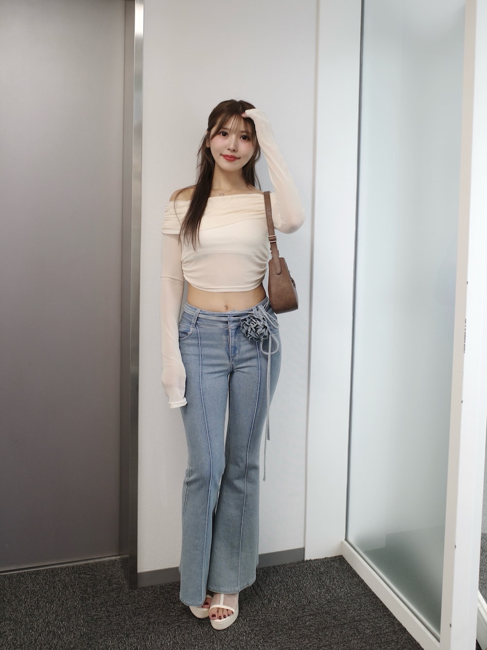 ホワイト系のTシャツ/カットソー、ブルー系のデニムパンツ、ホワイト系のサンダルを着用したレディースの春コーディネートの3枚目の写真