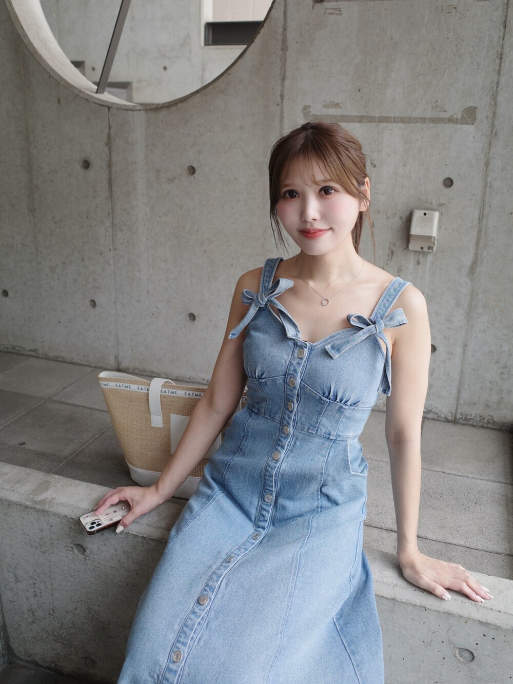 ホワイト系のトートバッグ、イエロー系のパンプス、ブルー系のワンピースを着用したレディースの夏コーディネートの3枚目の写真