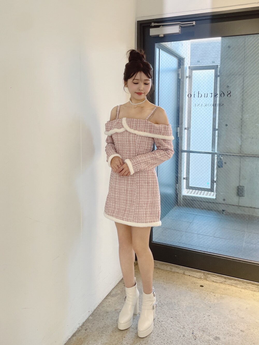 ピンク系のワンピース、シルバー系のネックレスを着用したレディースの冬コーディネートの3枚目の写真