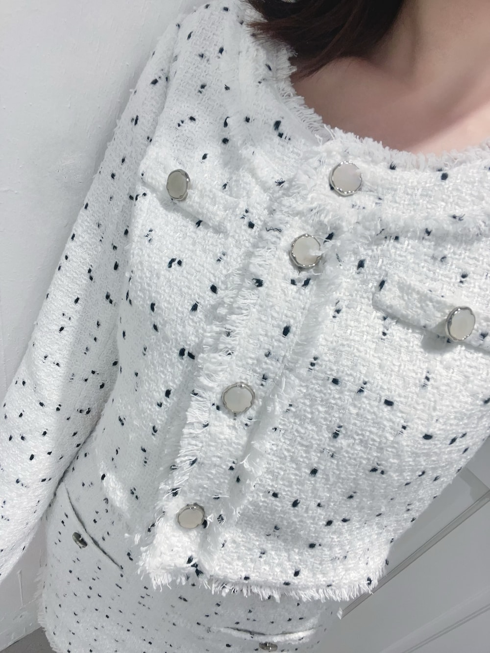 ホワイト系のスカート、ホワイト系のテーラードジャケットを着用したレディースの冬コーディネートの5枚目の写真