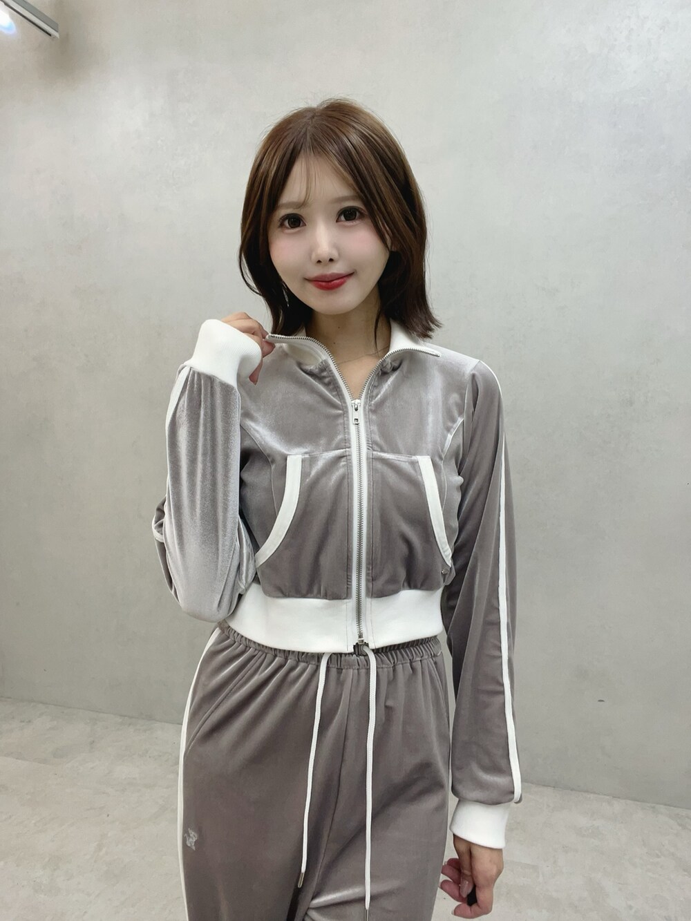 グレー系のブルゾン、グレー系のその他パンツ、ホワイト系のスニーカーを着用したレディースの秋コーディネートの6枚目の写真