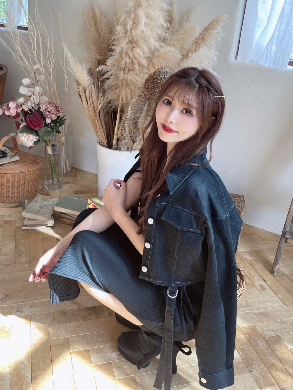 ブラック系のデニムジャケット、ブラック系のワンピース、ブラック系のサンダルを着用したレディースの冬コーディネートの2枚目の写真