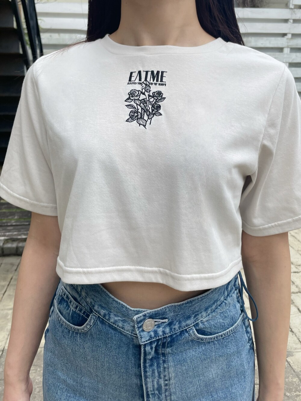 ブルー系のデニムパンツ、シルバー系のハンドバッグ、ホワイト系のTシャツ/カットソーを着用したレディースの春コーディネートの7枚目の写真