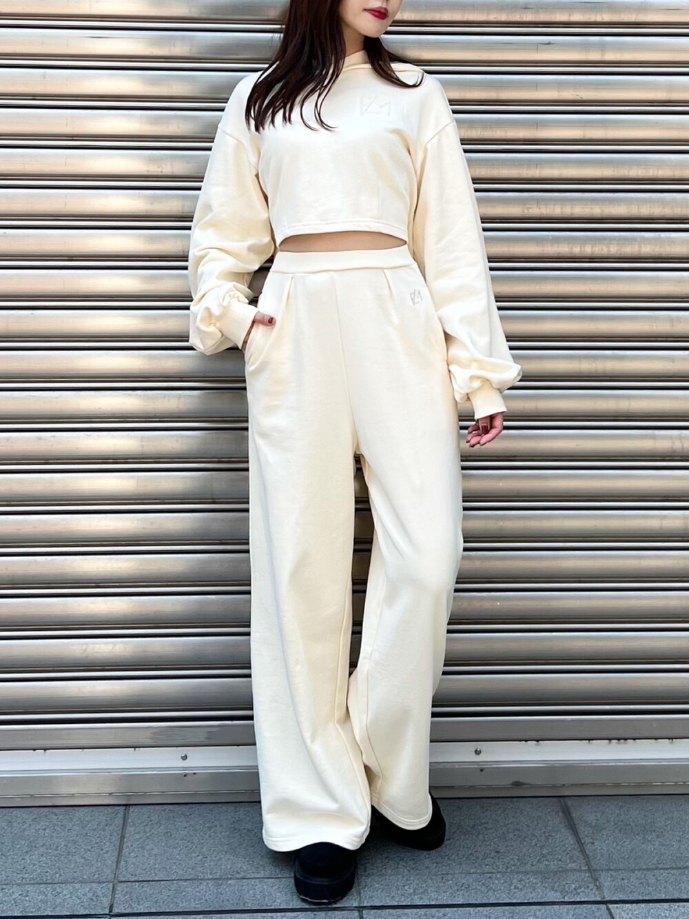 ホワイト系のパーカー、ホワイト系のその他パンツ、その他のブーツを着用したレディースの秋コーディネートの4枚目の写真