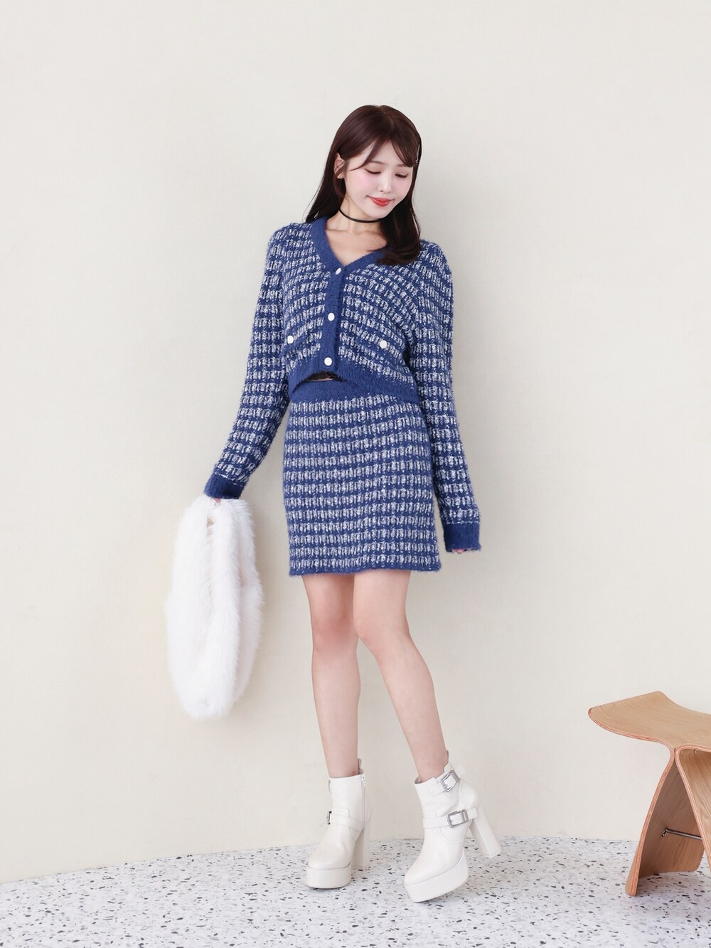 ブルー系のカーディガン/ボレロ、ブルー系のスカート、ホワイト系のブーツを着用したレディースの秋コーディネートの2枚目の写真