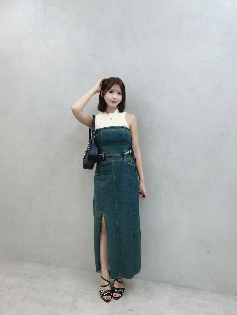 ブルー系のワンピース、ブラック系のサンダル、ホワイト系のニット/セーターを着用したレディースの秋コーディネートの2枚目の写真