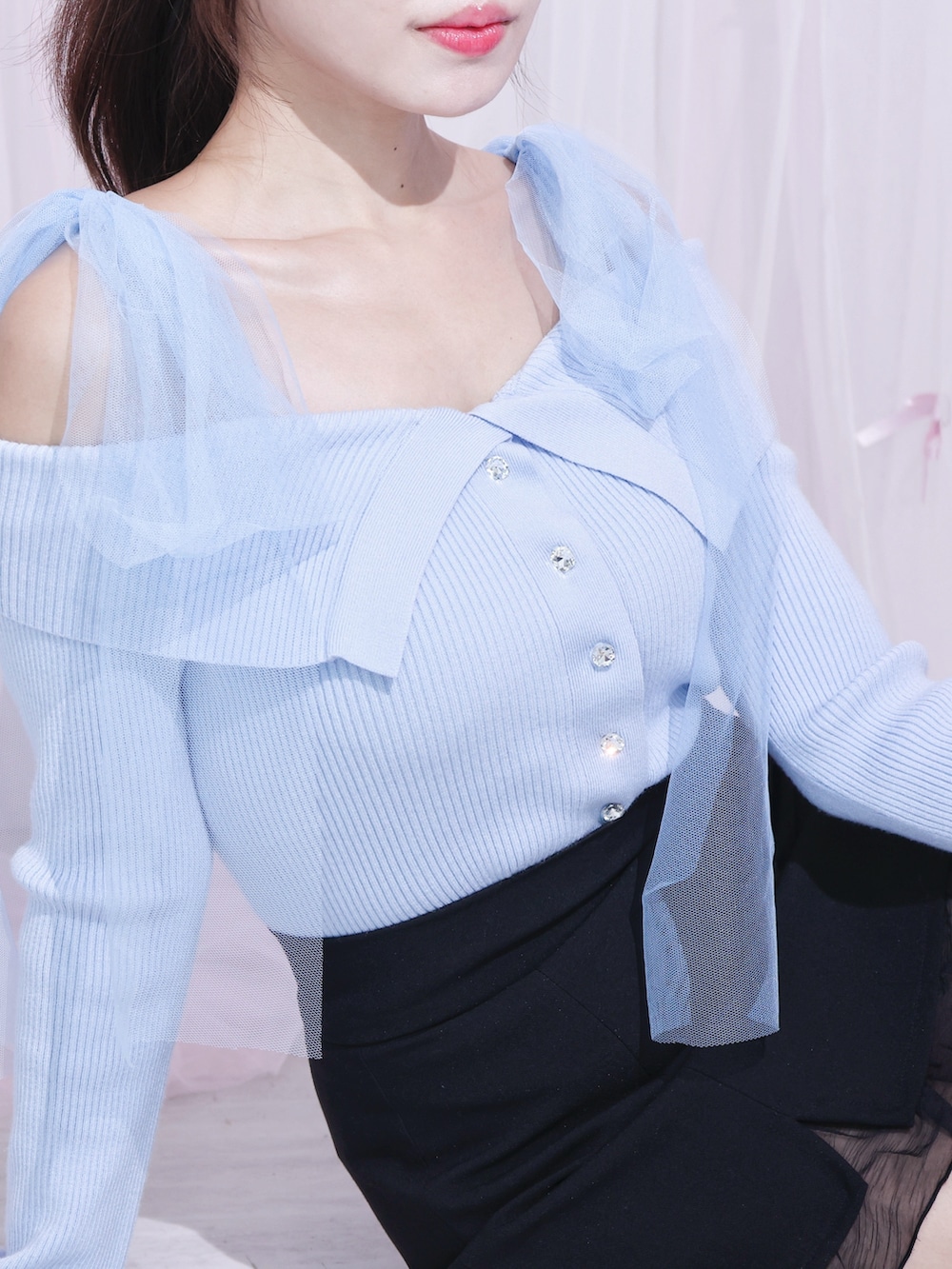 ブラック系のスカート、ブルー系のニット/セーターを着用したレディースの冬コーディネートの7枚目の写真