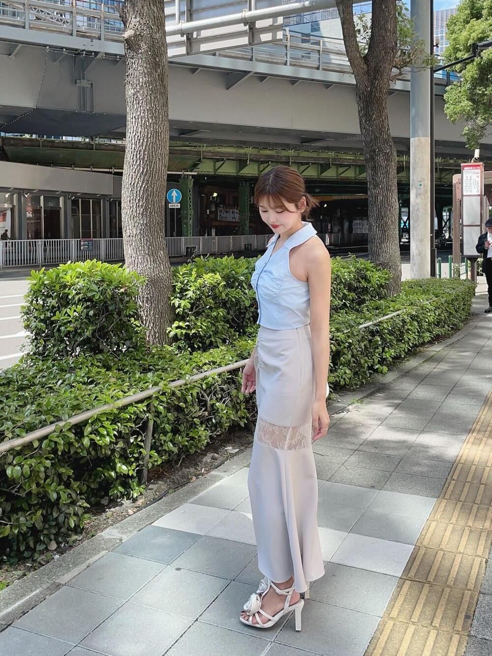 ブルー系のシャツ/ブラウス、ホワイト系のサンダル、ホワイト系のハンドバッグを着用したレディースの夏コーディネートの7枚目の写真