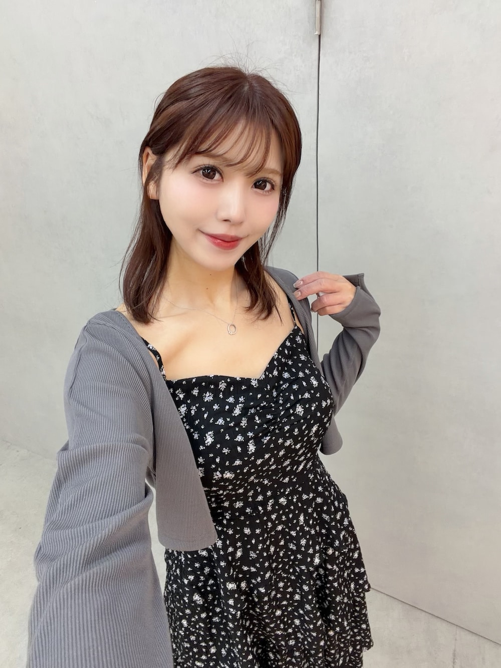 ブラック系のワンピース、ホワイト系のサンダル、グレー系のTシャツ/カットソーを着用したレディースの冬コーディネートの5枚目の写真