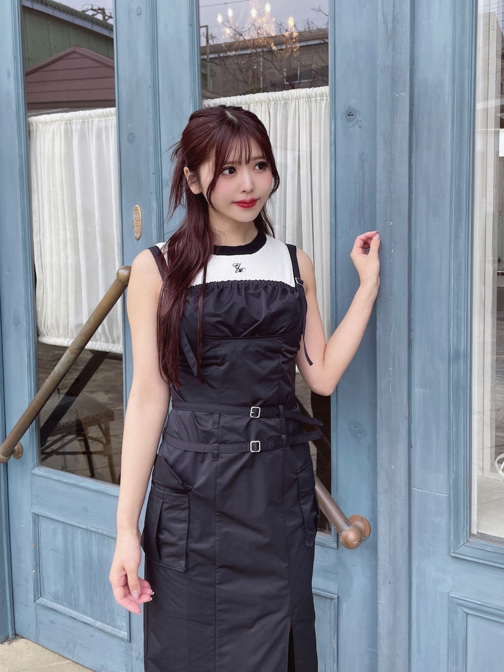 ブラック系のワンピース、ホワイト系のニット/セーター、ブラック系のサンダルを着用したレディースの夏コーディネートの2枚目の写真