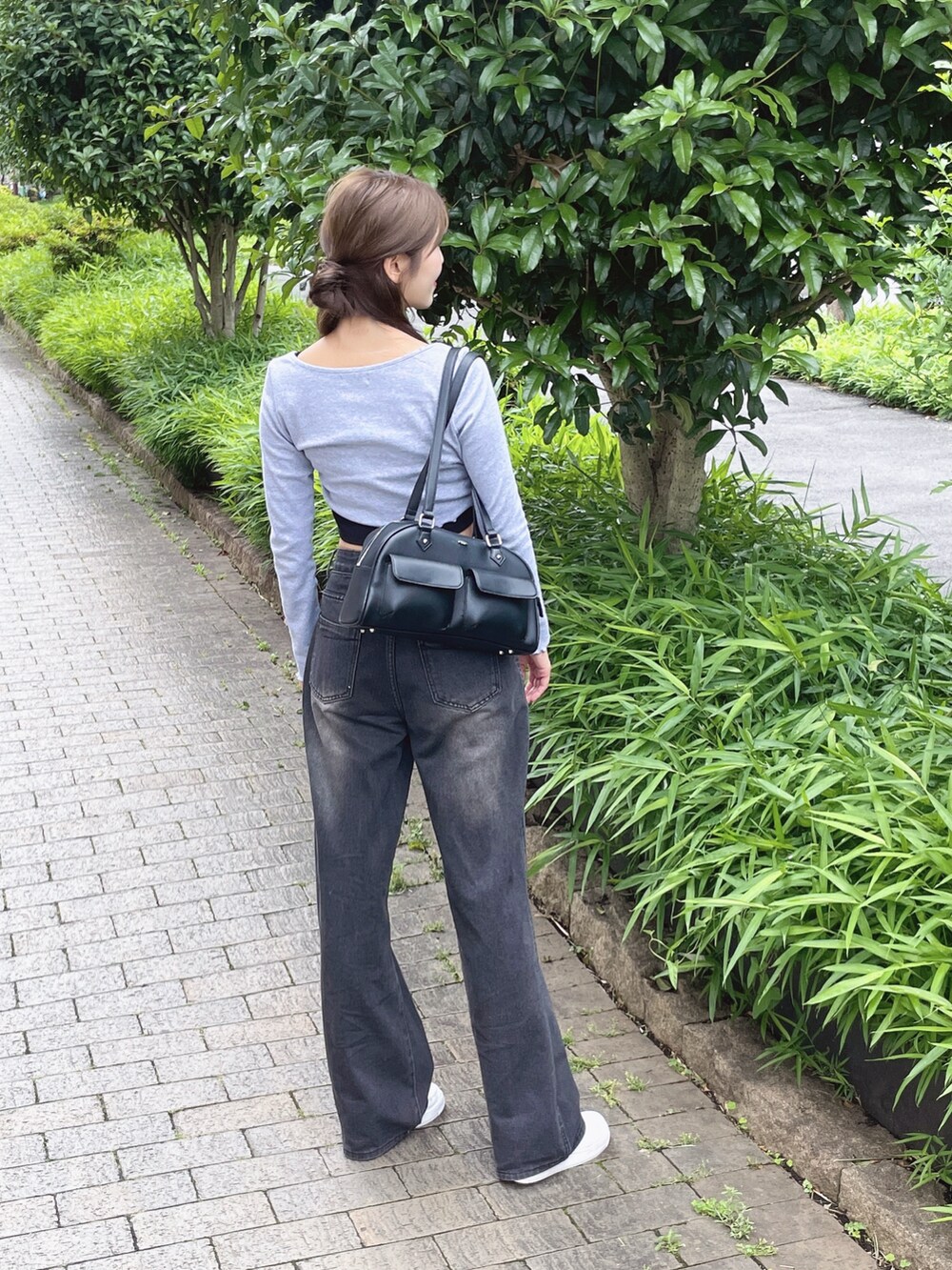 グレー系のTシャツ/カットソー、ブラック系のボストンバッグを着用したレディースの夏コーディネートの6枚目の写真