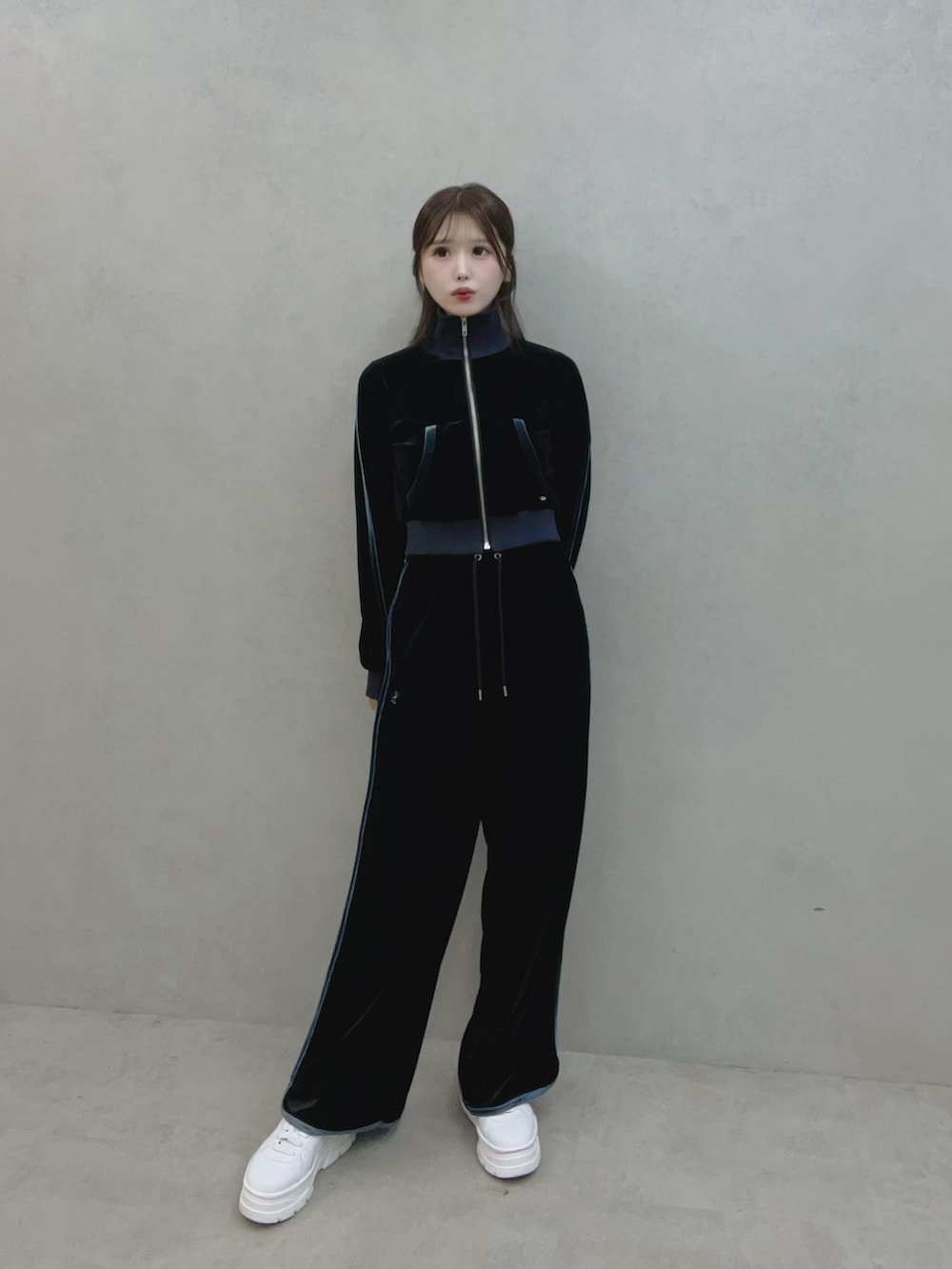 ブラック系のブルゾン、ブラック系のその他パンツ、ホワイト系のスニーカーを着用したレディースの秋コーディネートの3枚目の写真