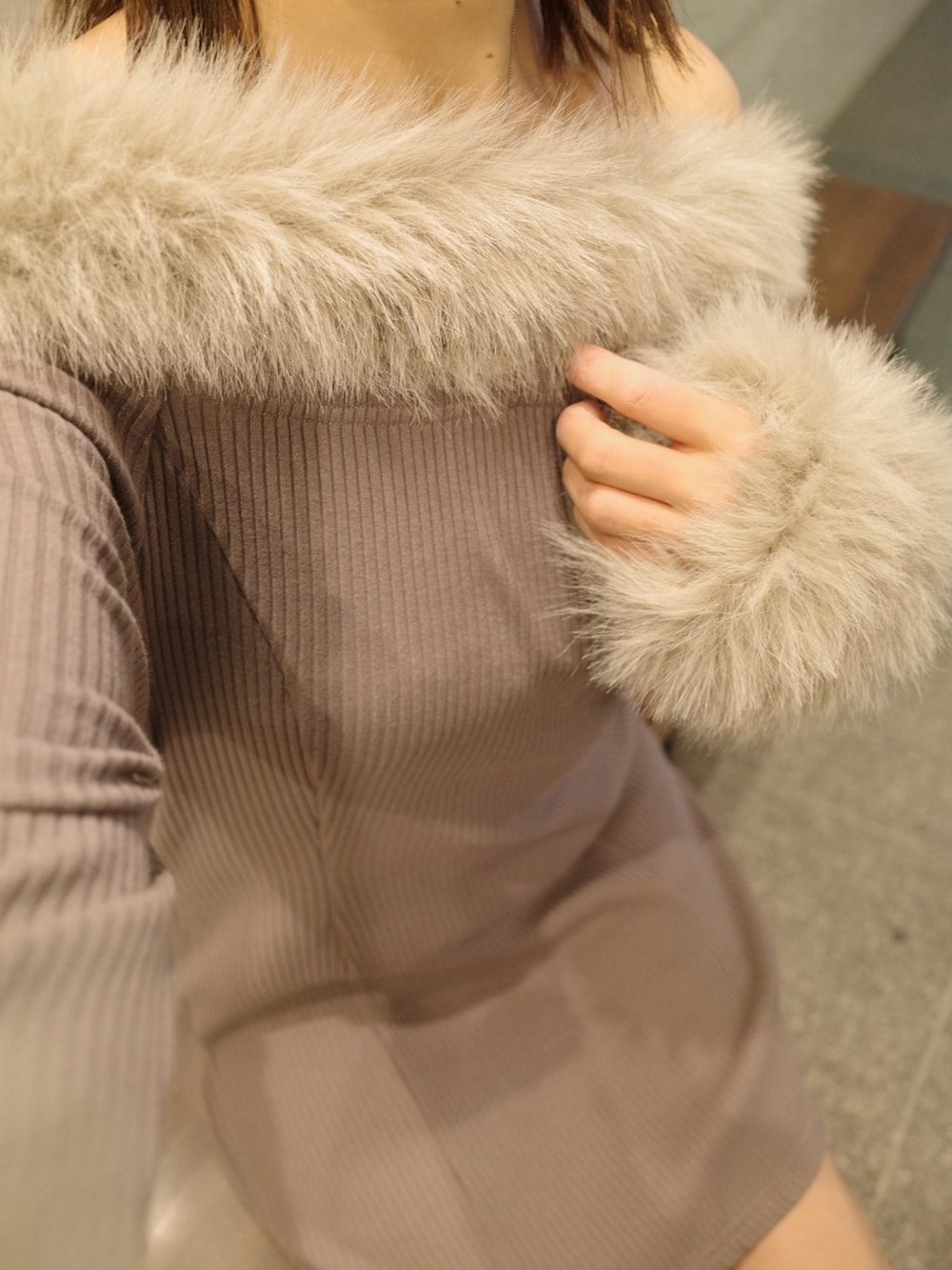 ブラウン系のワンピース、ホワイト系のハンドバッグ、ホワイト系のブーツを着用したレディースの秋コーディネートの8枚目の写真