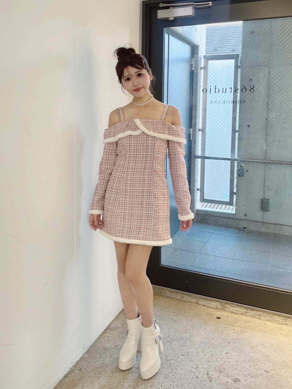 ピンク系のワンピース、シルバー系のネックレスを着用したレディースの冬コーディネートの4枚目の写真