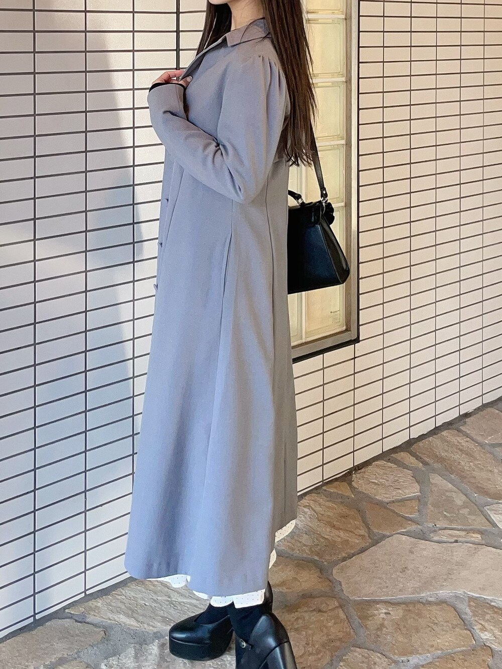 ブルー系のその他アウター、ブラック系のTシャツ/カットソー、ホワイト系のスカートを着用したレディースの冬コーディネートの2枚目の写真