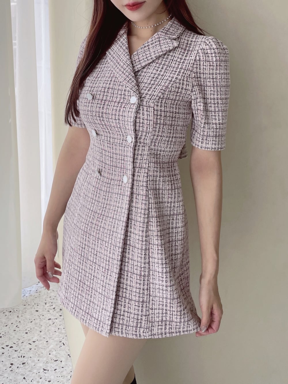 ベージュ系のワンピースを着用したレディースの春コーディネートの3枚目の写真