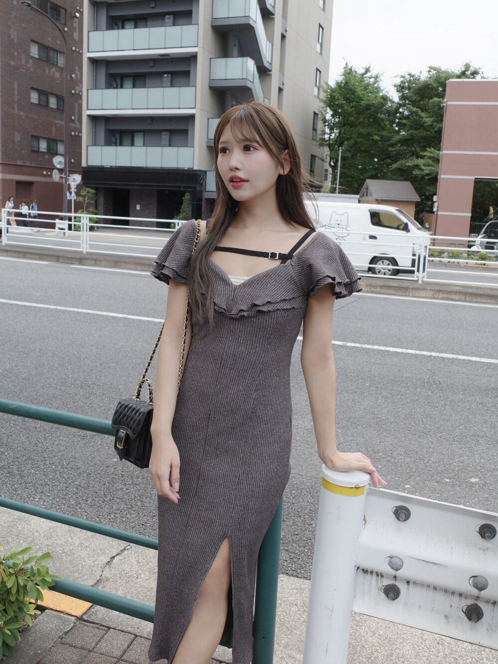 グレー系のワンピース、ブラック系のサンダル、ブラック系のショルダーバッグを着用したレディースの夏コーディネートの4枚目の写真