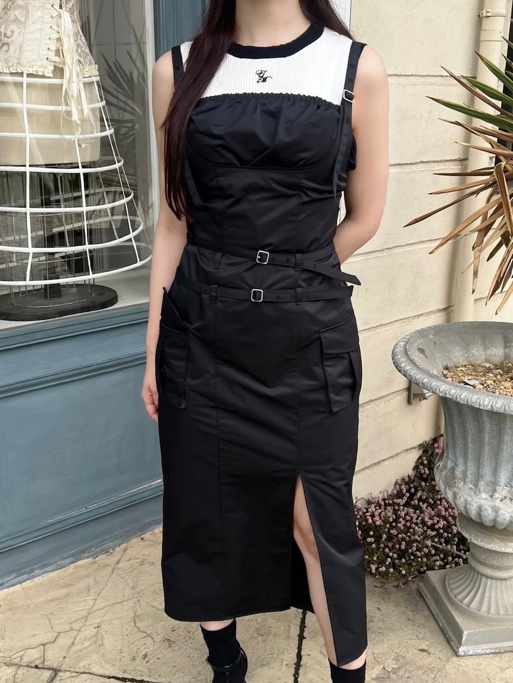 ブラック系のワンピース、ホワイト系のニット/セーター、ブラック系のサンダルを着用したレディースの夏コーディネートの4枚目の写真