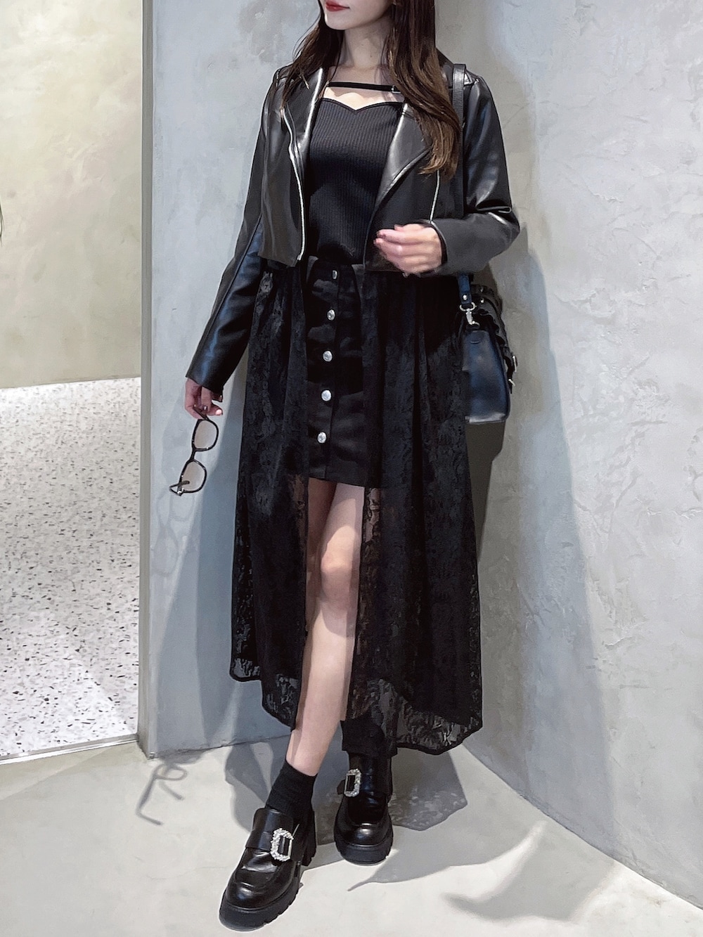 ブラック系のライダースジャケット、ブラック系のTシャツ/カットソー、ブラック系のスカートを着用したレディースの冬コーディネートの3枚目の写真