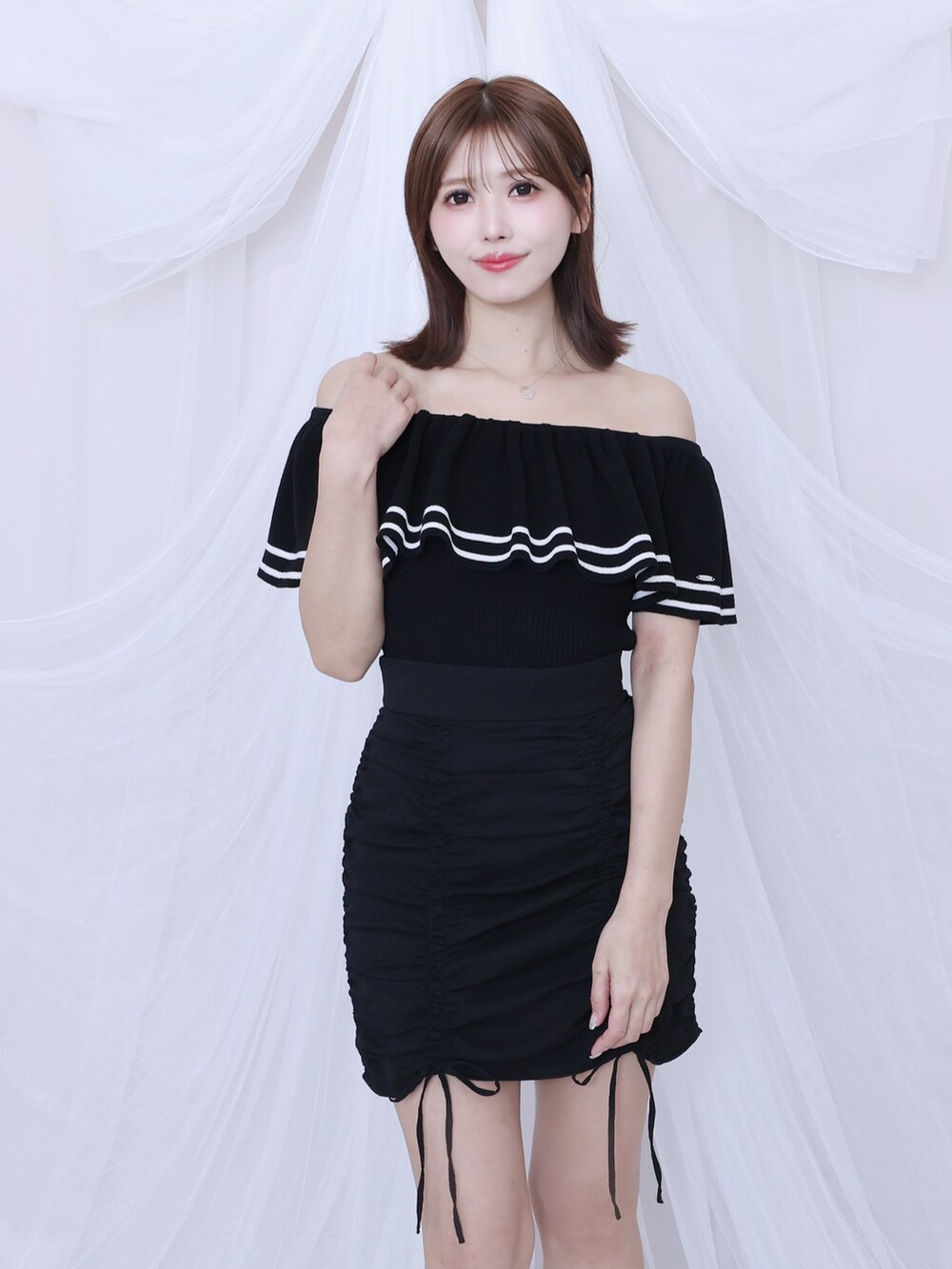 ブラック系のスカート、ブラック系のニット/セーターを着用したレディースの夏コーディネートの8枚目の写真