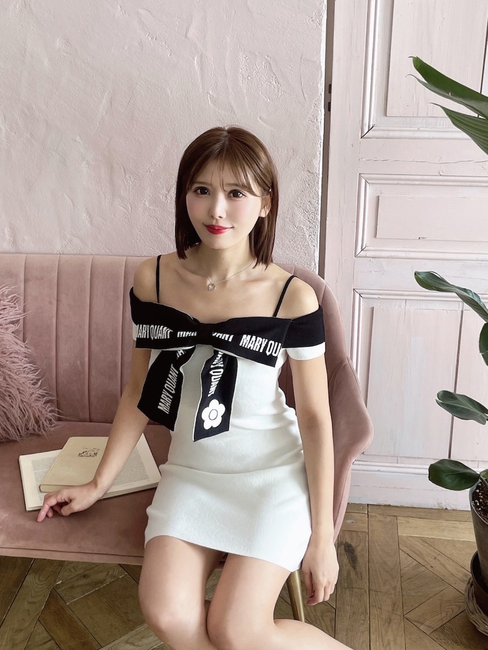 ホワイト系のワンピース、ホワイト系のサンダルを着用したレディースの春コーディネートの2枚目の写真