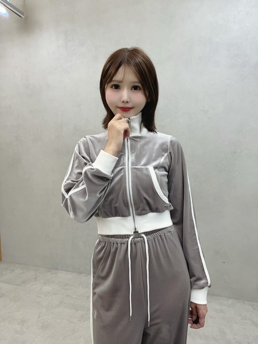 グレー系のブルゾン、グレー系のその他パンツ、ホワイト系のスニーカーを着用したレディースの秋コーディネートの5枚目の写真