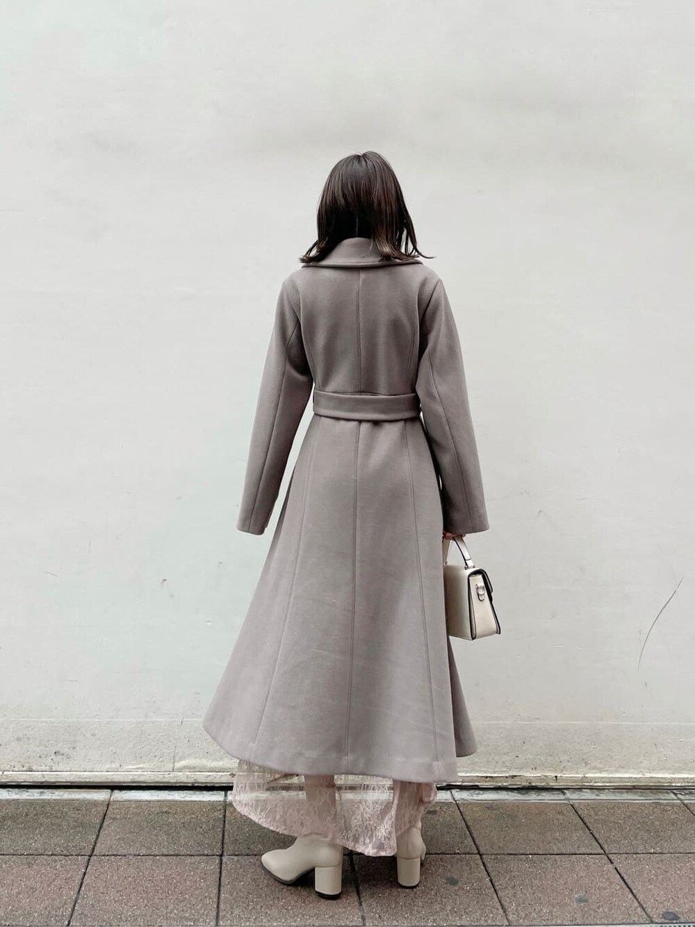 ブラウン系のワンピース、ベージュ系のその他アウター、ベージュ系のブーツを着用したレディースの夏コーディネートの3枚目の写真