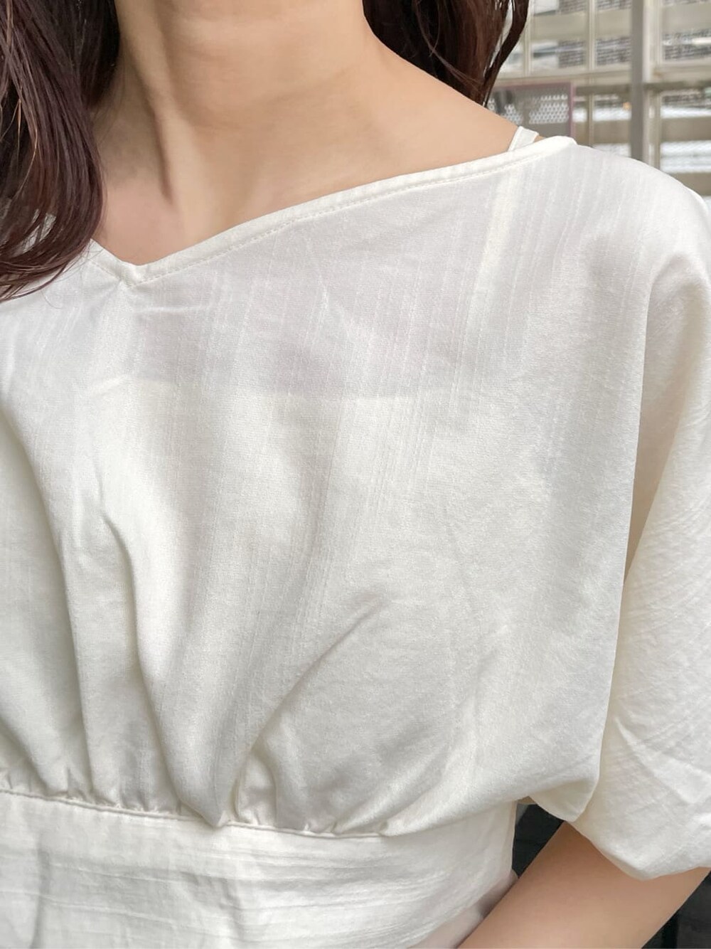 ベージュ系のデニムジャケット、ホワイト系のワンピース、ホワイト系のローファーを着用したレディースの春コーディネートの9枚目の写真