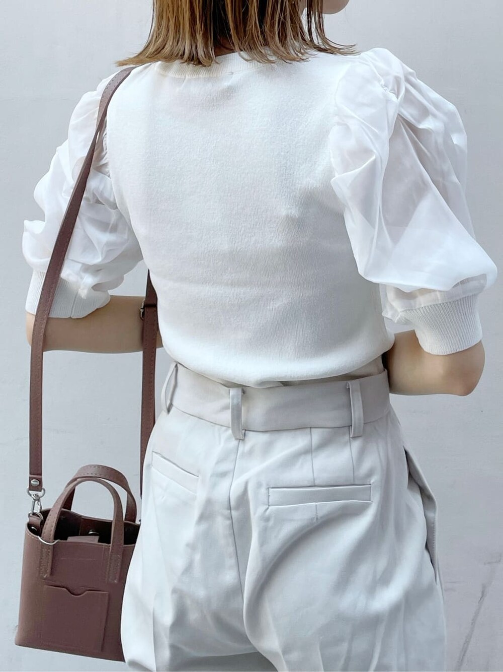 ブラウン系のハンドバッグ、ブラウン系のサンダル、ブラウン系のサンダルを着用したレディースの夏コーディネートの7枚目の写真