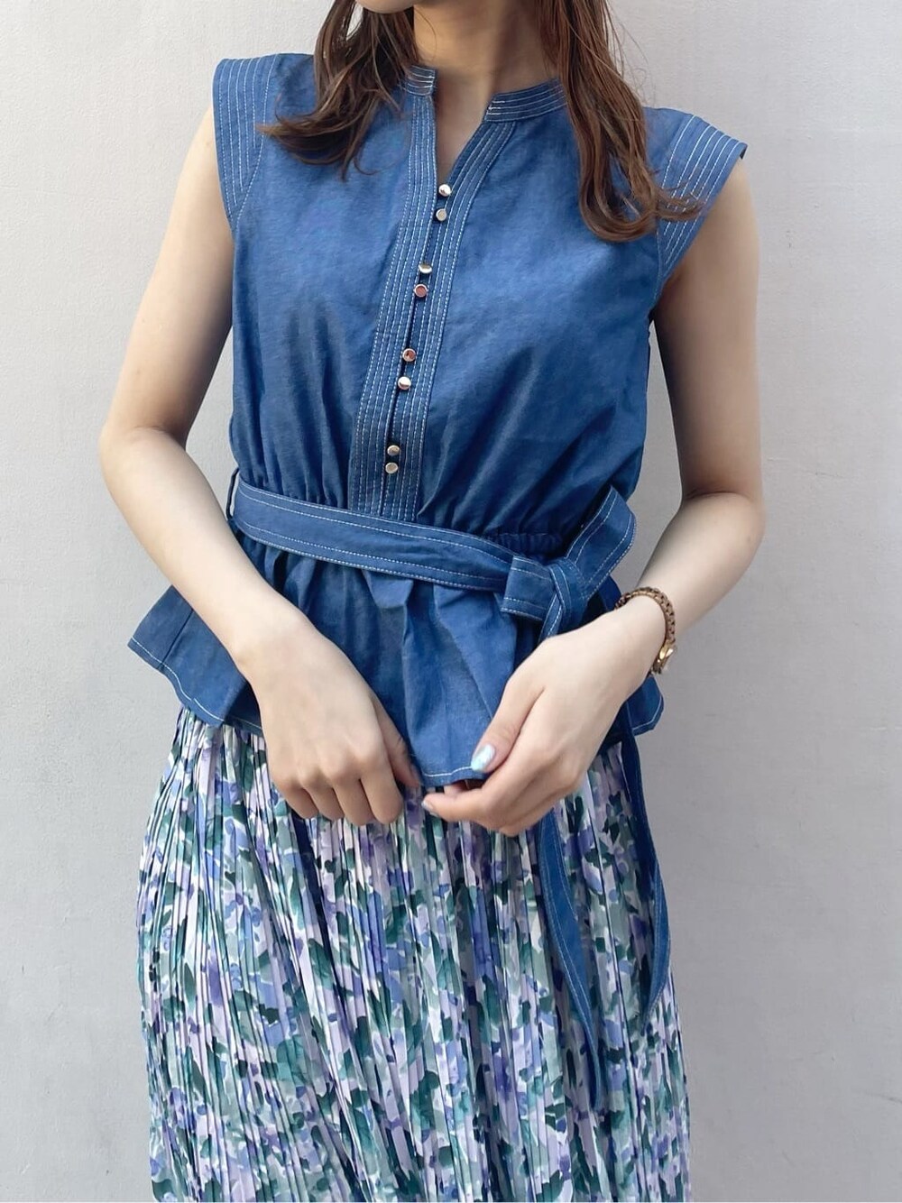 ブルー系のスカート、ベージュ系のサンダル、ブルー系のシャツ/ブラウスを着用したレディースの夏コーディネートの4枚目の写真