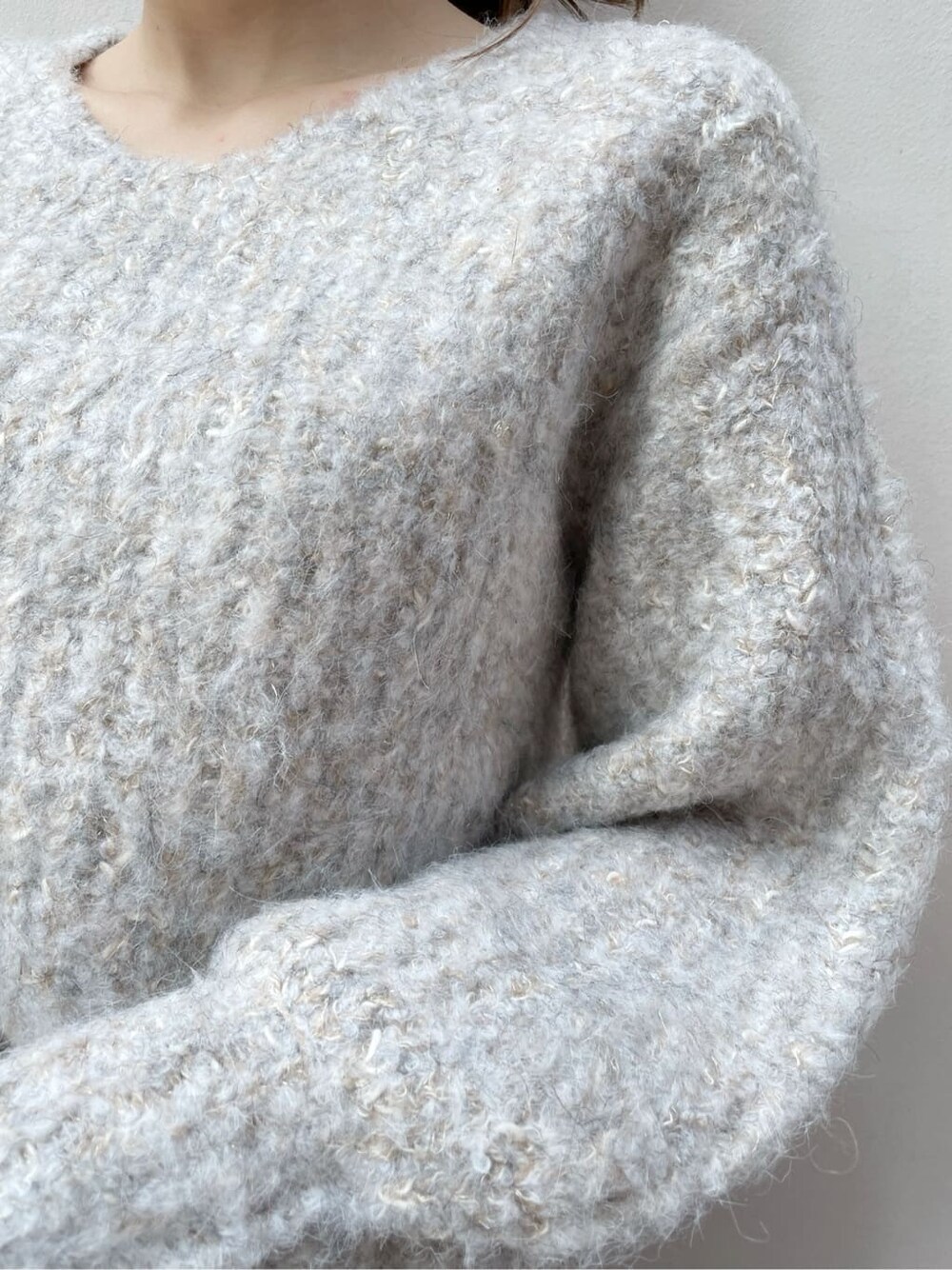 ブラック系のブーツ、ベージュ系のニット/セーター、ゴールド系のスカートを着用したレディースの秋コーディネートの7枚目の写真