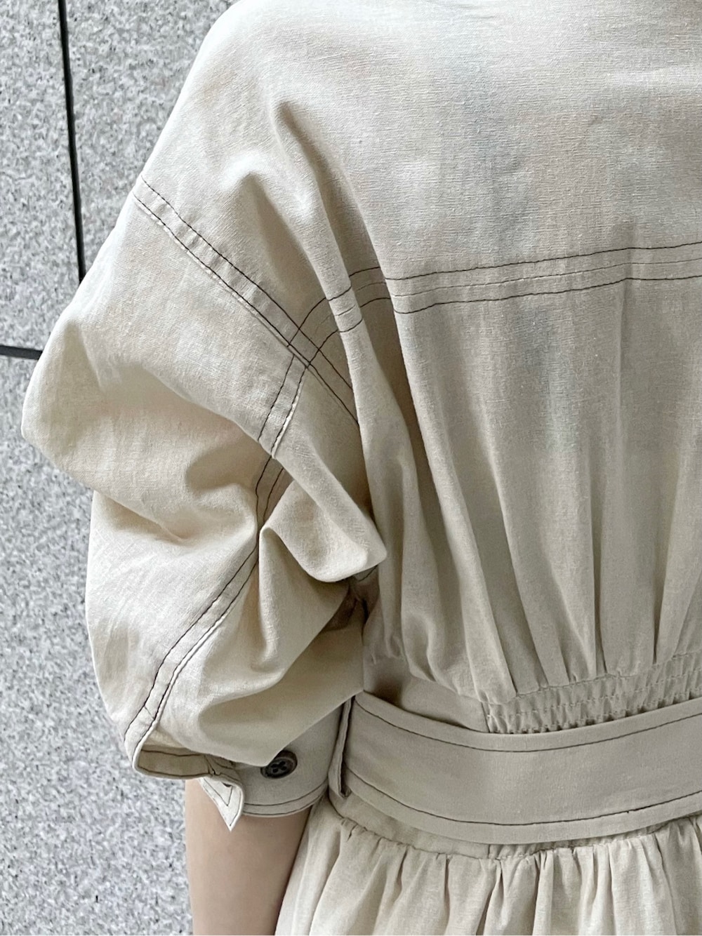 グリーン系のショルダーバッグ、ホワイト系のワンピース、その他のサンダルを着用したレディースの夏コーディネートの9枚目の写真