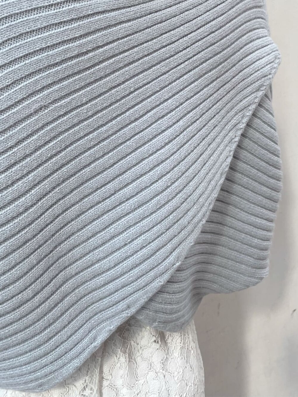 ホワイト系のスカート、ベージュ系のブーツ、ブルー系のニット/セーターを着用したレディースの秋コーディネートの9枚目の写真