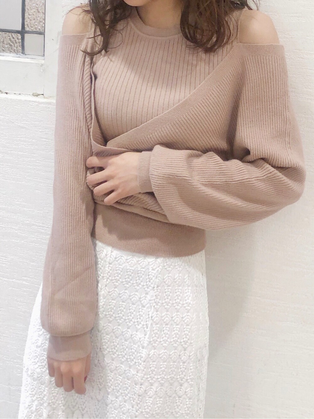 ブラウン系のパンプス、ベージュ系のニット/セーター、ホワイト系のスカートを着用したレディースの夏コーディネートの4枚目の写真