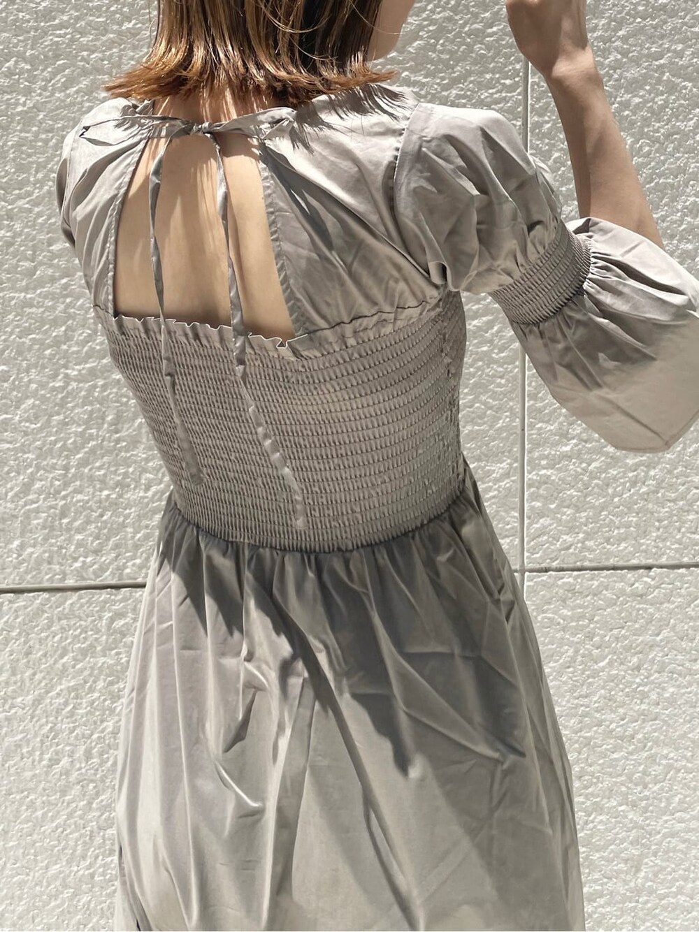 ブラウン系のサンダル、ベージュ系のワンピースを着用したレディースの夏コーディネートの6枚目の写真