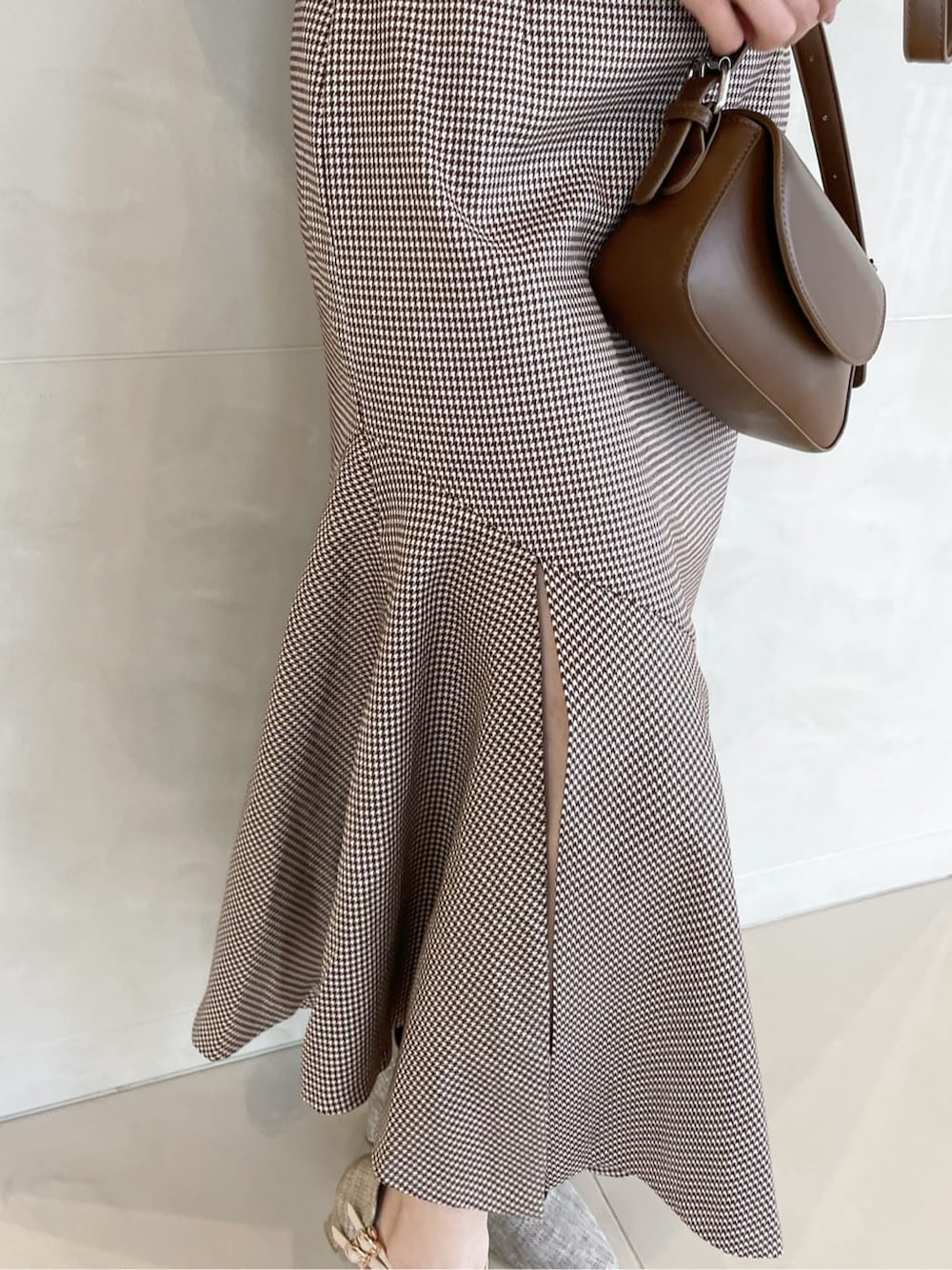 ブラウン系のシャツ/ブラウス、その他のスカート、グレー系のパンプスを着用したレディースの秋コーディネートの9枚目の写真