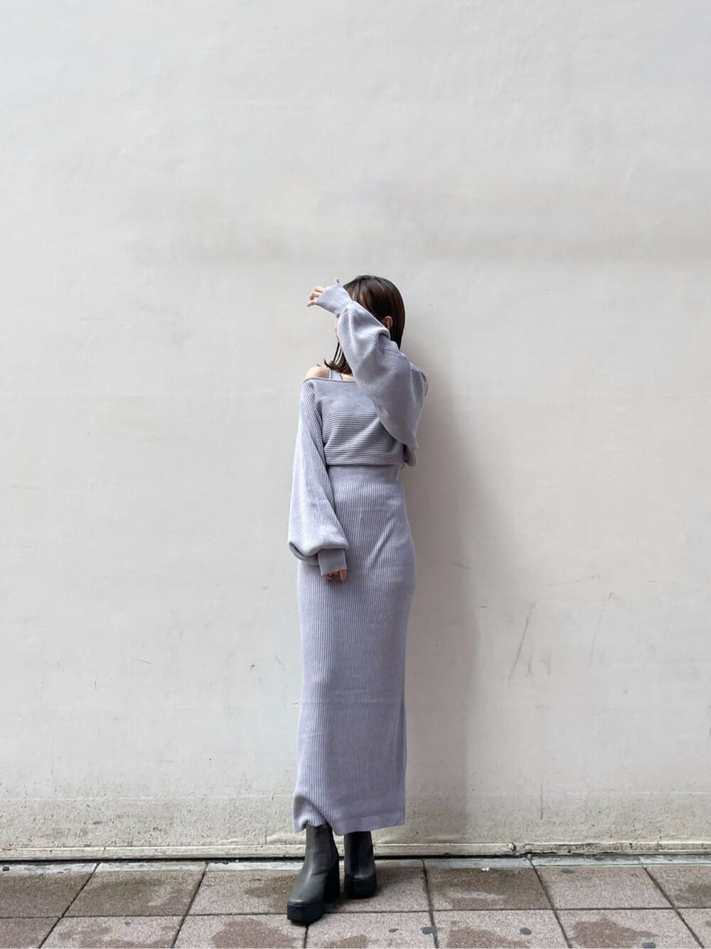 パープル系のワンピース、グレー系のブーツを着用したレディースの秋コーディネートの2枚目の写真