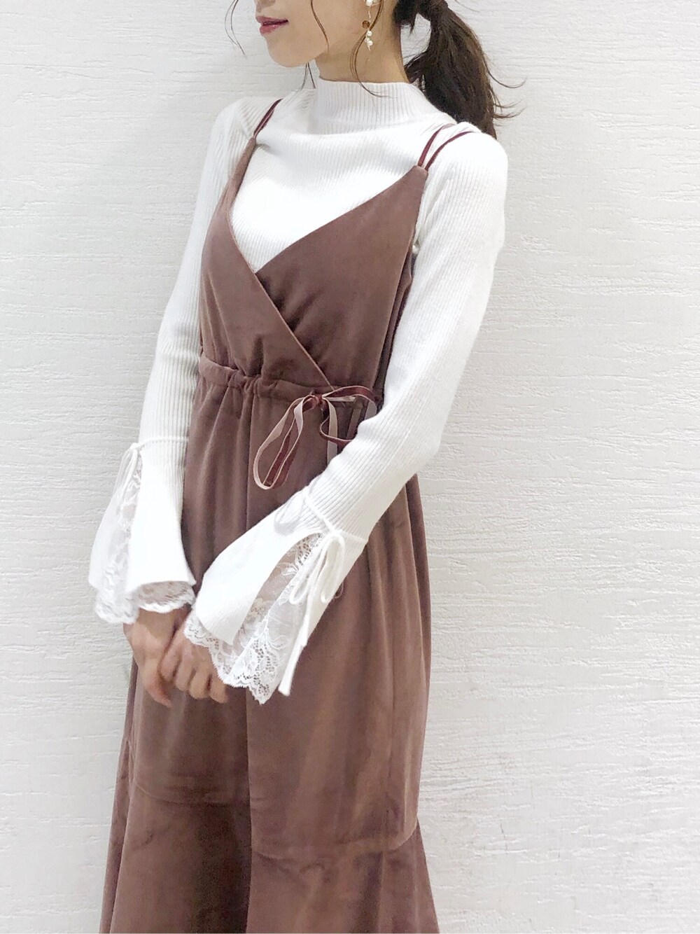 ホワイト系のニット/セーター、ピンク系のワンピース、ブラウン系のブーツを着用したレディースの秋コーディネートの4枚目の写真