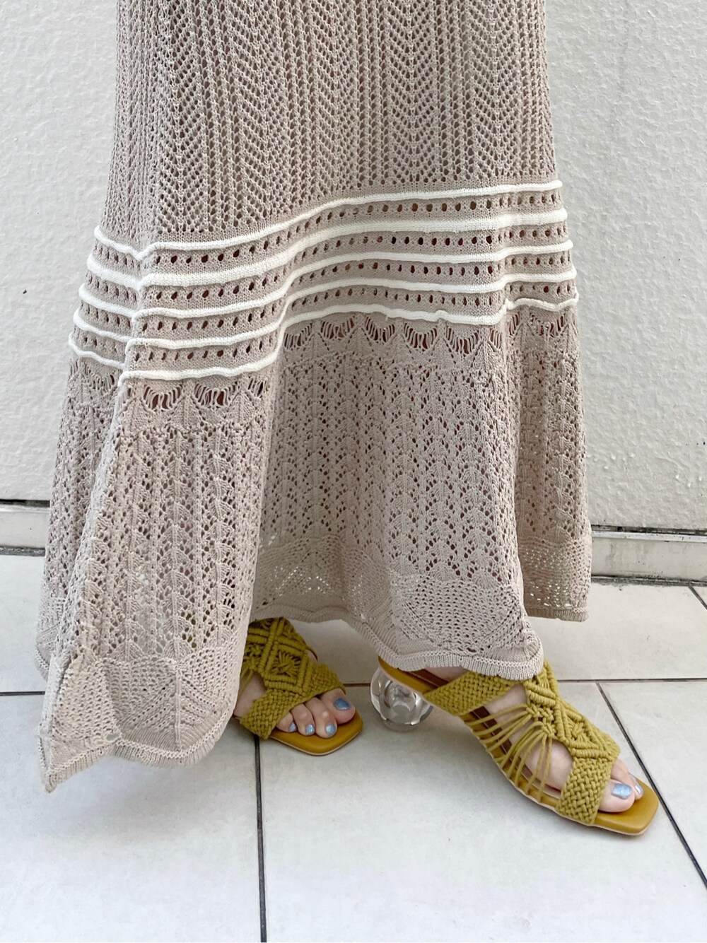 イエロー系のサンダル、ホワイト系のTシャツ/カットソー、ホワイト系のシャツ/ブラウスを着用したレディースの春コーディネートの10枚目の写真