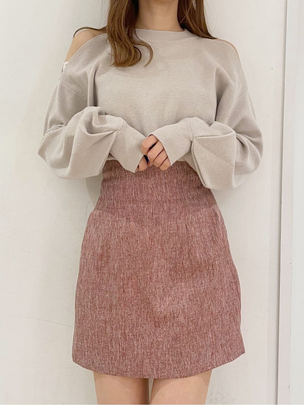 グレー系のニット/セーター、レッド系のスカート、ブラック系のブーツを着用したレディースの夏コーディネートの6枚目の写真