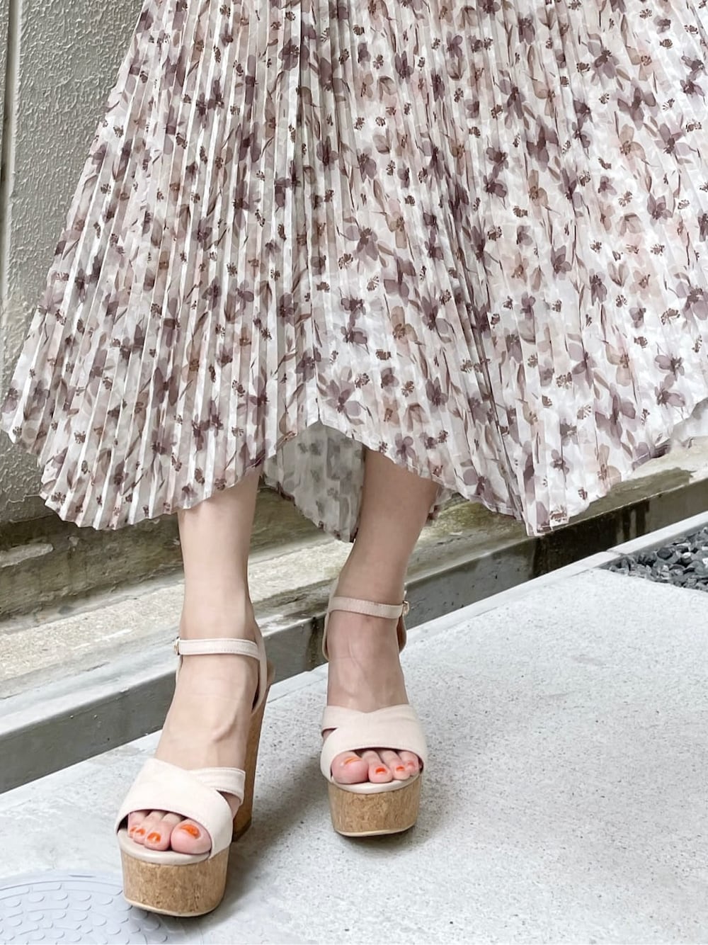 ベージュ系のサンダル、ホワイト系のニット/セーター、ホワイト系のニット/セーターを着用したレディースの夏コーディネートの10枚目の写真