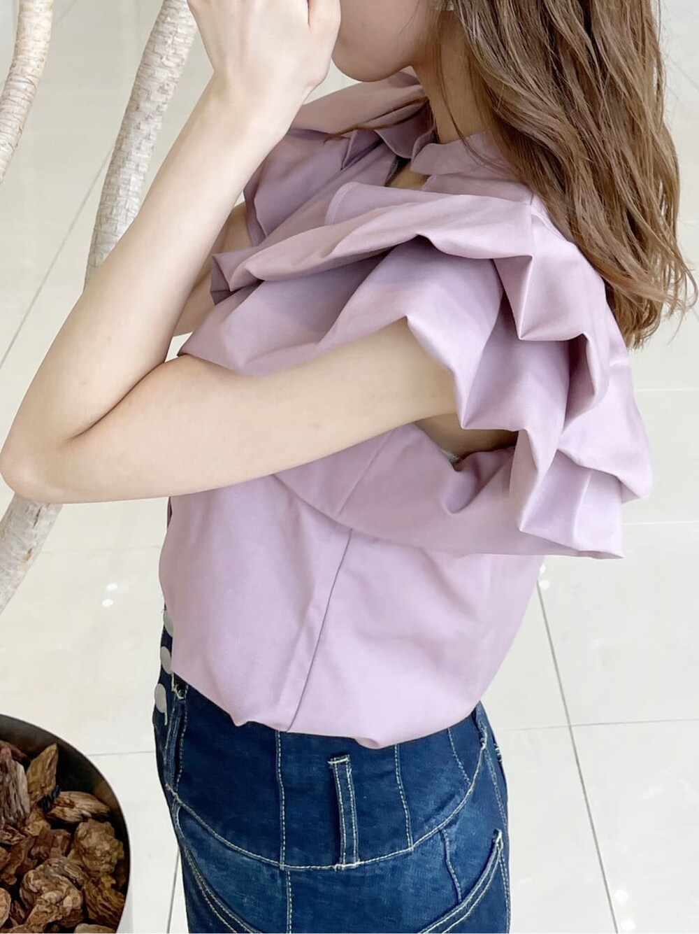 ピンク系のシャツ/ブラウス、ブラウン系のテーラードジャケット、ブラック系のパンプスを着用したレディースの秋コーディネートの7枚目の写真