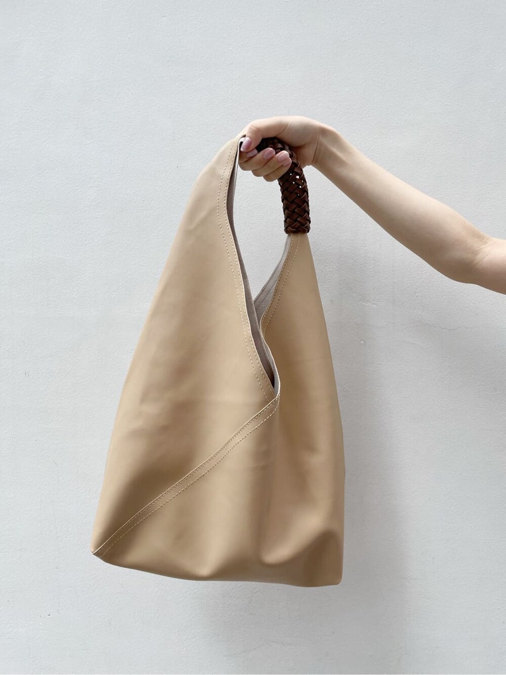 その他のサンダル、ベージュ系のトートバッグ、ブラウン系のワンピースを着用したレディースの夏コーディネートの10枚目の写真