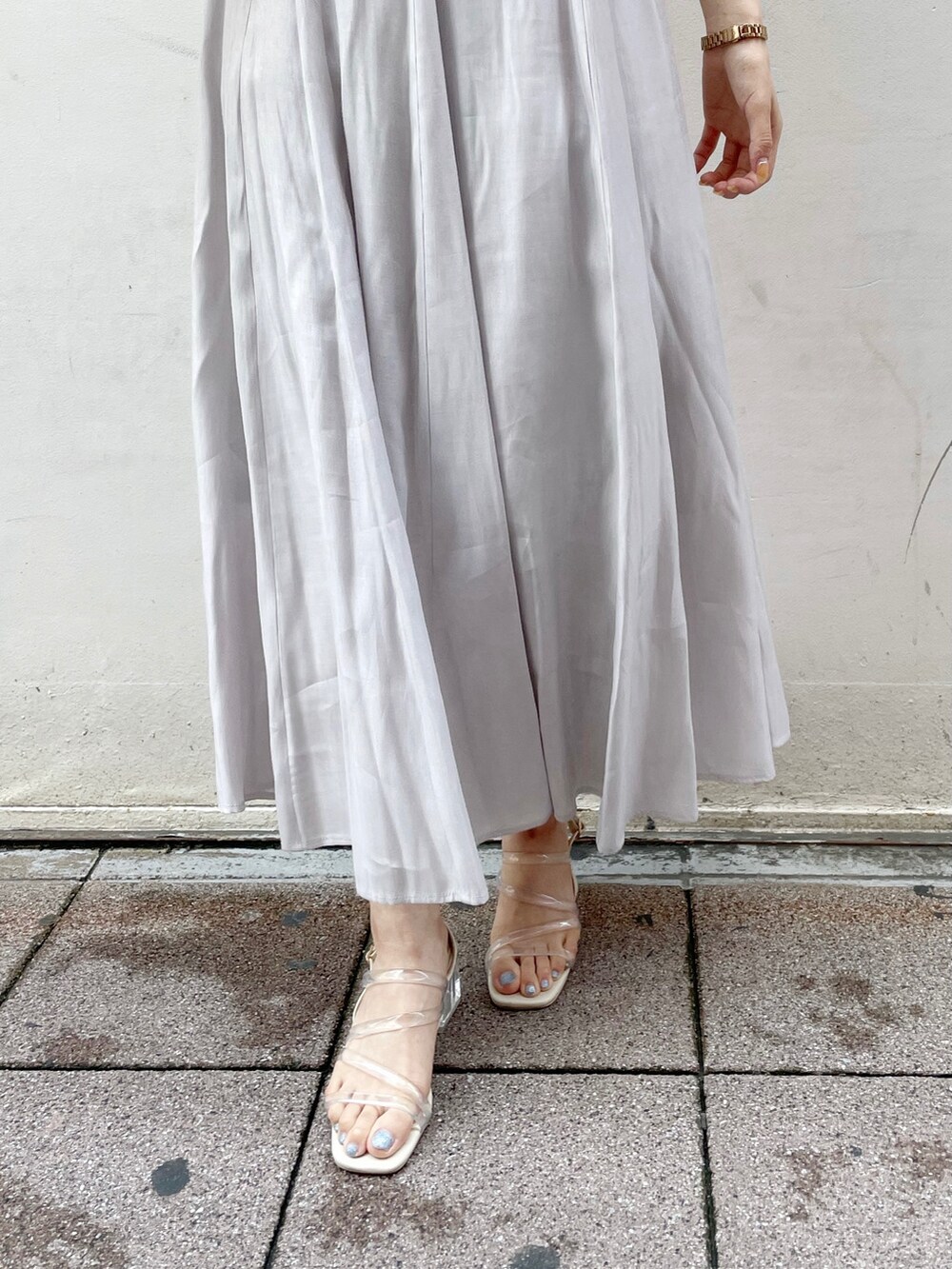 グレー系のワンピース、その他のサンダルを着用したレディースの春コーディネートの8枚目の写真